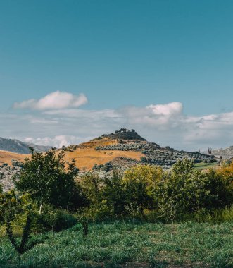 Girit Yunanistan, düşük asılı bulutlar ve mavi gökyüzü ve yeşil ağaçlar ile Dağları üzerinde görünümü. Güney Girit düzgün Rethymno, Yunanistan
