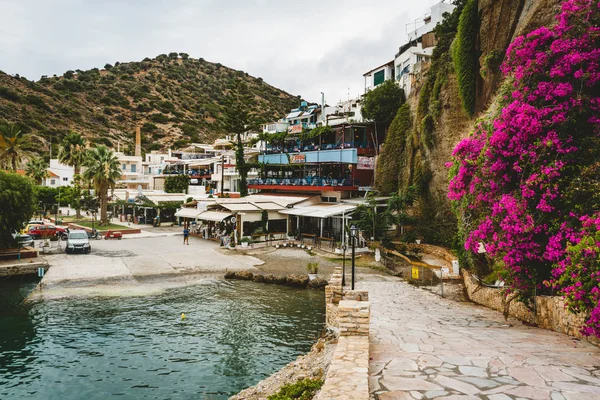 Agia Galini, Creta, Grécia - agosto de 2018: Vista para a aldeia Agia Galini, na Grécia. A pequena vila piscatória está localizada no sul de Creta . — Fotografia de Stock