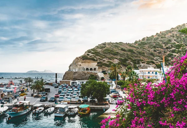 Agia Galini, Creta, Grécia - agosto de 2018: barcos de pesca no porto de agia galini, na costa sul de creta, Grécia — Fotografia de Stock