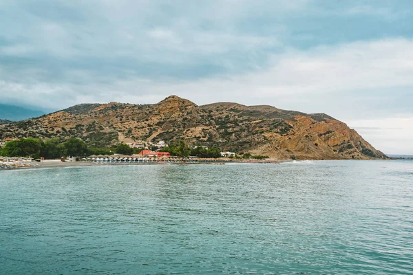 Agia Galini, Creta, Grécia - agosto de 2018: Vista para o mar através da aldeia Agia Galini, na Grécia. A pequena vila piscatória está localizada no sul de Creta . — Fotografia de Stock