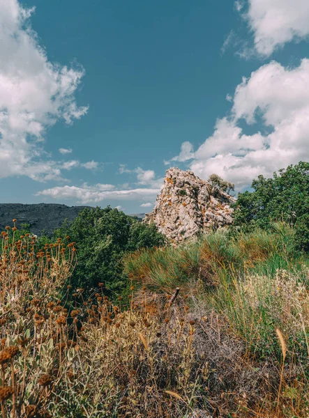 Mointains i Kreta, Grekland. Visa till Sivas. Panorama landskap från södra centrala Kreta. I bakgrunden Psiloritis som den högsta höjden. I foten typiska landskapet med olivlundar — Stockfoto