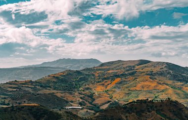Girit Yunanistan, düşük asılı bulutlar ve mavi gökyüzü ve yeşil ağaçlar ile Dağları üzerinde görünümü. Güney Girit düzgün Rethymno, Yunanistan