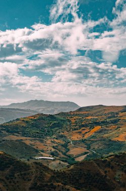 Girit Yunanistan, düşük asılı bulutlar ve mavi gökyüzü ve yeşil ağaçlar ile Dağları üzerinde görünümü. Güney Girit düzgün Rethymno, Yunanistan