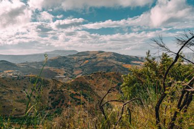 Girit Yunanistan, düşük asılı bulutlar ve mavi gökyüzü ve yeşil ağaçlar ile Dağları üzerinde görünümü. Güney Girit düzgün Rethymno, Yunanistan