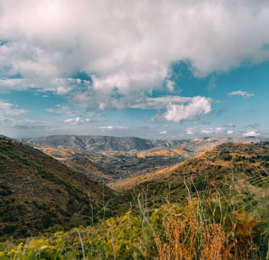 Girit Yunanistan, düşük asılı bulutlar ve mavi gökyüzü ve yeşil ağaçlar ile Dağları üzerinde görünümü. Güney Girit düzgün Rethymno, Yunanistan