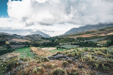 Girit Yunanistan, düşük asılı bulutlar ve mavi gökyüzü ve yeşil ağaçlar ile Dağları üzerinde görünümü. Güney Girit düzgün Rethymno, Yunanistan