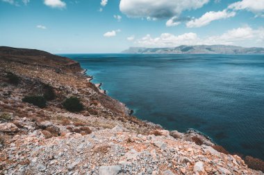 Panoramik kayalar ve gökyüzü ve bulutlar Girit, Yunanistan ile plaj. Kristal berraklığında su ve derin mavi gökyüzü karşı kaya oluşumu yaz döneminde inanılmaz sahne. Yunanistan, Europe