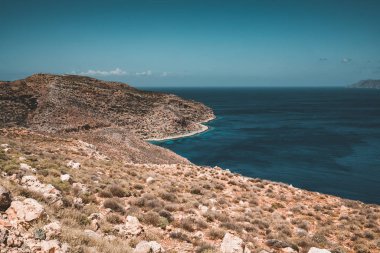 Panoramik kayalar ve gökyüzü ve bulutlar Girit, Yunanistan ile plaj. Kristal berraklığında su ve derin mavi gökyüzü karşı kaya oluşumu yaz döneminde inanılmaz sahne. Yunanistan, Europe