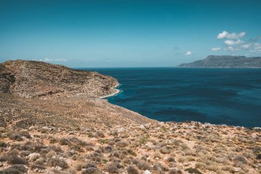 Panoramik kayalar ve gökyüzü ve bulutlar Girit, Yunanistan ile plaj. Kristal berraklığında su ve derin mavi gökyüzü karşı kaya oluşumu yaz döneminde inanılmaz sahne. Yunanistan, Europe