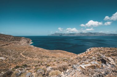 Panoramik kayalar ve gökyüzü ve bulutlar Girit, Yunanistan ile plaj. Kristal berraklığında su ve derin mavi gökyüzü karşı kaya oluşumu yaz döneminde inanılmaz sahne. Yunanistan, Europe