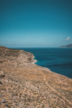 Panoramik kayalar ve gökyüzü ve bulutlar Girit, Yunanistan ile plaj. Kristal berraklığında su ve derin mavi gökyüzü karşı kaya oluşumu yaz döneminde inanılmaz sahne. Yunanistan, Europe