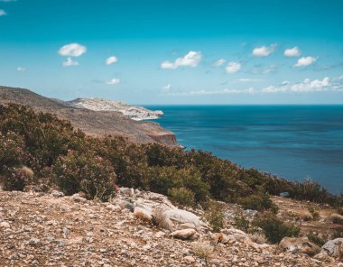 Panoramik kayalar ve gökyüzü ve bulutlar Girit, Yunanistan ile plaj. Kristal berraklığında su ve derin mavi gökyüzü karşı kaya oluşumu yaz döneminde inanılmaz sahne. Yunanistan, Europe