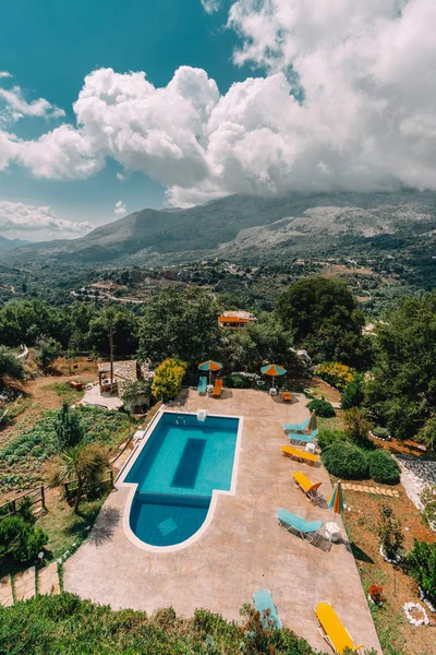 Mesonisia, Rethymno, Creta - Agosto 2018: Vista hacia la piscina de la villa Krios en un día soleado con cielo azul. Krios Villa es un complejo situado en el pueblo de Mesonisia en Rethymno, Creta . Fotos de stock