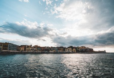 Panorama Venedik Limanı waterfront ve deniz feneri eski Hanya limanında günbatımı, Crete, Yunanistan
