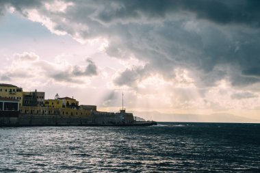 Panorama Venedik Limanı waterfront ve deniz feneri eski Hanya limanında günbatımı, Crete, Yunanistan