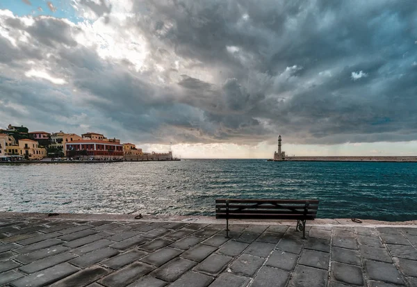 Panorama puerto veneciano frente al mar y el faro en el antiguo puerto de Chania al atardecer, Creta, Grecia —  Fotos de Stock