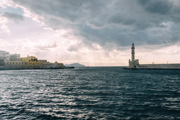 Panorama puerto veneciano frente al mar y el faro en el antiguo puerto de Chania al atardecer, Creta, Grecia —  Fotos de Stock