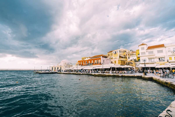 Panorama puerto veneciano frente al mar y el faro en el antiguo puerto de Chania al atardecer, Creta, Grecia —  Fotos de Stock