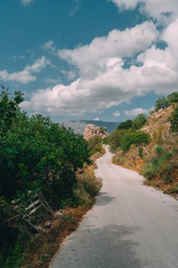 Crete, Yunanistan, yol veya dağlara doğru bir overcarst gününde Rethymno dağlık bölgede lider sokak. Yunanistan'da çekilmiş fotoğrafı.