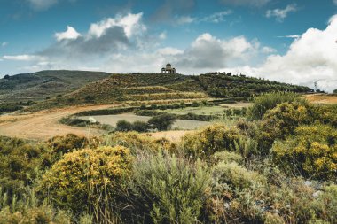 Crete, Yunanistan, küçük bitmemiş kilise, şaşırtıcı Şapel dağlar taşlar ve kayalar ile mavi gök, güneşli ve bulutlar terk edilmiş. ilgi, cazibe turist noktası
