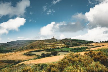 Crete, Yunanistan, küçük bitmemiş kilise, şaşırtıcı Şapel dağlar taşlar ve kayalar ile mavi gök, güneşli ve bulutlar terk edilmiş. ilgi, cazibe turist noktası
