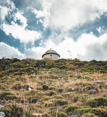 Crete, Yunanistan, küçük bitmemiş kilise, şaşırtıcı Şapel dağlar taşlar ve kayalar ile mavi gök, güneşli ve bulutlar terk edilmiş. ilgi, cazibe turist noktası