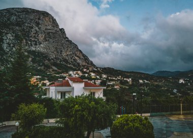 Spili Crete, Yunanistan Ağustos 2018: Gece görünümü doğru günbatımı sırasında Spili köyü withmountains.