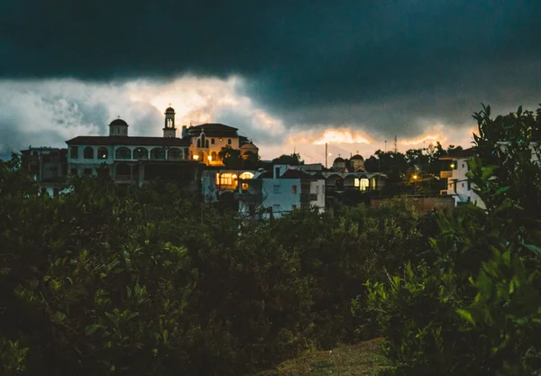 Spili Crete, Yunanistan Ağustos 2018: Gece görünümü Spili kilise withmountains gün batımı sırasında doğru. — Stok fotoğraf