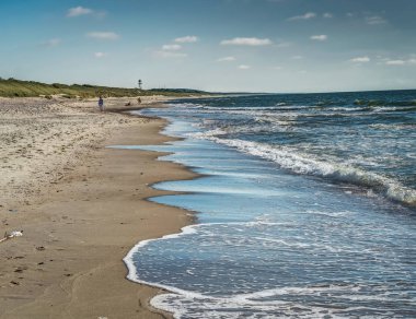 Havadan görünümü. En iyi view.amazing doğa arka plan. Su ve güzel parlak renk. Rocky Dağları ve Baltık Denizi temiz su güneşli gün ile masmavi beach.