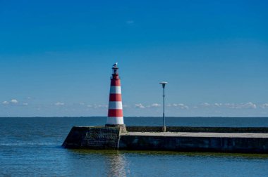 Nida Lighthouse Nida, Litvanya Curonian Lagoon doğuda ve batıda Baltık Denizi arasında Curonian Spit üzerinde yer alır .