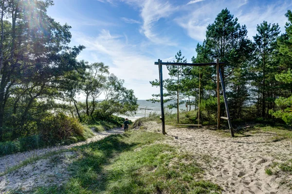 Прибрежная зона Литвы Прибрежные пейзажи с песчаным пляжем, дюны с мраморной травой и бурным морем в ясный летний день с голубым небом . — стоковое фото