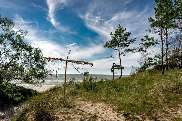 Área costeira na Lituânia Paisagem costeira com praia de areia, dunas com grama de marram e mar agitado em um dia claro de verão com céu azul . — Fotografia de Stock