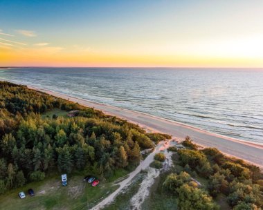 Drone görüntü. deniz Beach havadan görünümü kırmızı günbatımı. sahil hattı. toz - retro vintage Baltık denize bakmak