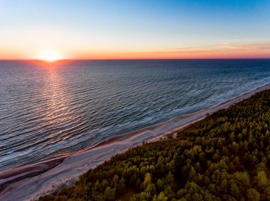 Drone görüntü. deniz Beach havadan görünümü kırmızı günbatımı. sahil hattı. toz - retro vintage Baltık denize bakmak