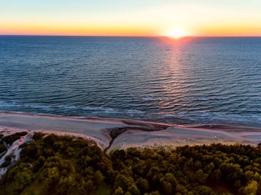 Drone görüntü. deniz Beach havadan görünümü kırmızı günbatımı. sahil hattı. toz - retro vintage Baltık denize bakmak