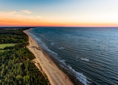 Drone görüntü. deniz Beach havadan görünümü kırmızı günbatımı. sahil hattı. toz - retro vintage Baltık denize bakmak