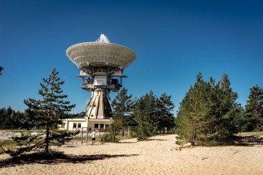 Terk edilmiş askeri kasaba Irbene Letonya yakınındaki büyük Sovyet radyo teleskop. Eski süper gizli Sovyet ordusu alan nesneyi casusluk. Şimdi en büyük radyo teleskop, Kuzey Avrupa ve dünyanın sekizinci