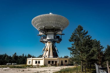 Terk edilmiş askeri kasaba Irbene Letonya yakınındaki büyük Sovyet radyo teleskop. Eski süper gizli Sovyet ordusu alan nesneyi casusluk. Şimdi en büyük radyo teleskop, Kuzey Avrupa ve dünyanın sekizinci