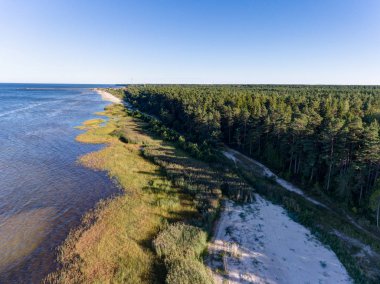 Drone görüntü. deniz Beach havadan görünümü kırmızı günbatımı. sahil hattı. toz - retro vintage Baltık denize bakmak