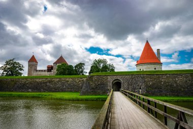 Kuressaare kale savunma kuleleri ile Rüzgar gülü Ddrone havadan görüntü. Bahar. Saaremaa Adası, Estonya, Avrupa'nın Ortaçağ Hisar/Kale