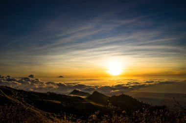 Günbatımı üzerinde bulutlar dağ üst vulcano Rinjani Lombok Endonezya