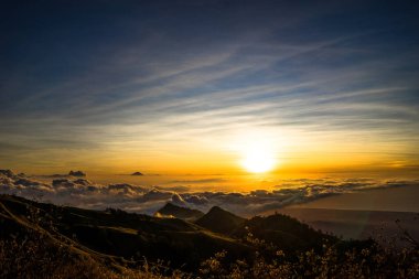 Günbatımı üzerinde bulutlar dağ üst vulcano Rinjani Lombok Endonezya