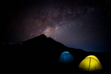 Gece gökyüzü parlak ile Samanyolu çadır vulcano Rinjani Lombok Ind