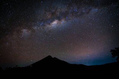 Gece gökyüzü Samanyolu Mount Rinjani Lombok Endonezya