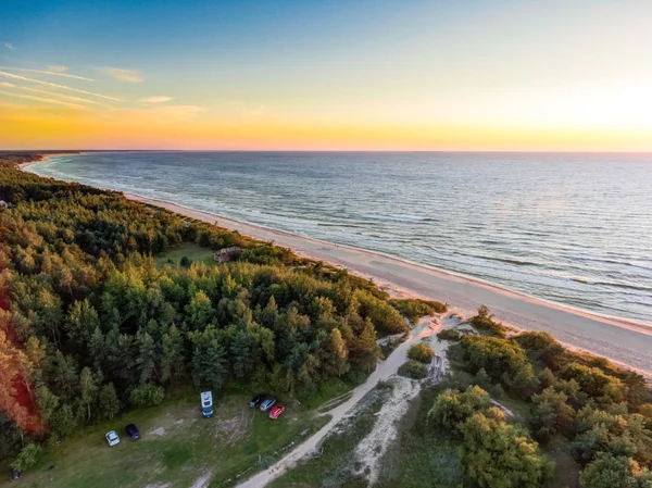 Изображение дрона. воздушный вид на красный закат на морском пляже. береговая линия. Балтийское море в пыли - винтажный ретро-вид — стоковое фото