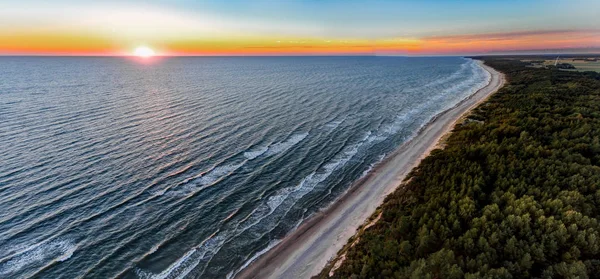 Изображение дрона. воздушный вид на красный закат на морском пляже. береговая линия. Балтийское море в пыли - винтажный ретро-вид — стоковое фото