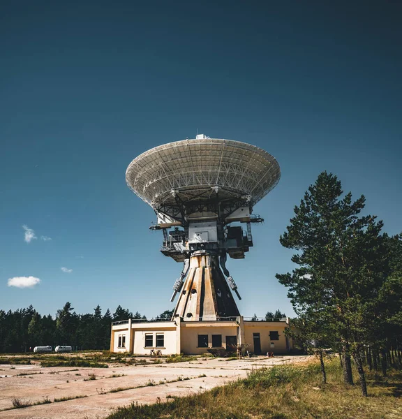 A huge soviet radio telescope near abandoned military town Irbene in Latvia. Former super-secret Soviet Army space spying object.Now largest radio telescope in northern Europe and the worlds eighth — Stock Photo, Image
