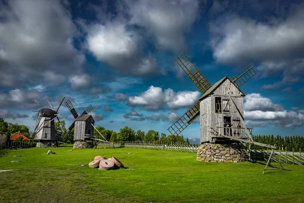 Vista hacia la colección de molinos de viento antiguos en Angla Windmill Hill en un día soleado con cielo azul y nubes en Saaremaa, Estonia —  Fotos de Stock