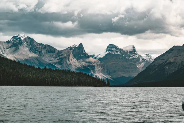 Gran Panorama de los picos circundantes en el lago Maligne, Parque Nacional Jasper . — Foto de Stock