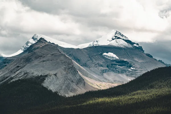 Grand Panorama okolní vrcholy v Maligne Lake, národní Park Jasper. — Stock fotografie